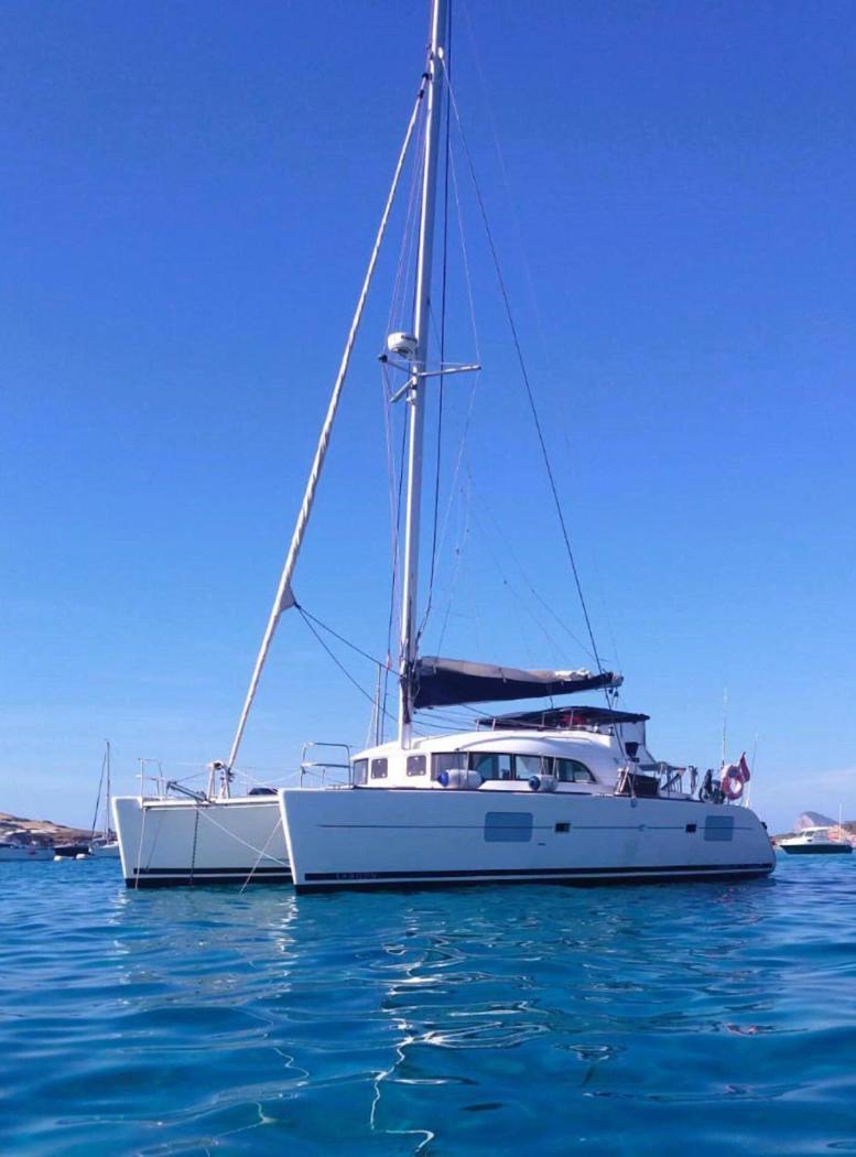 Botel Centro Catamaranes Y Velero