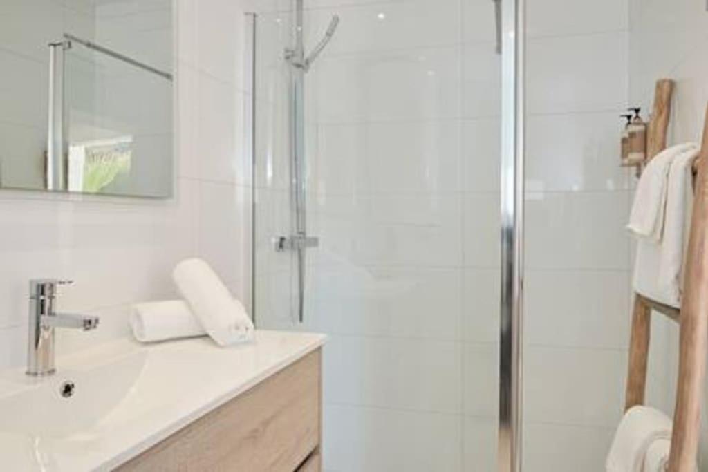 Villa Walk To Ushuaia, Hi & The Beach! - 6Br Villa - Charming Patio & Private Pool *
