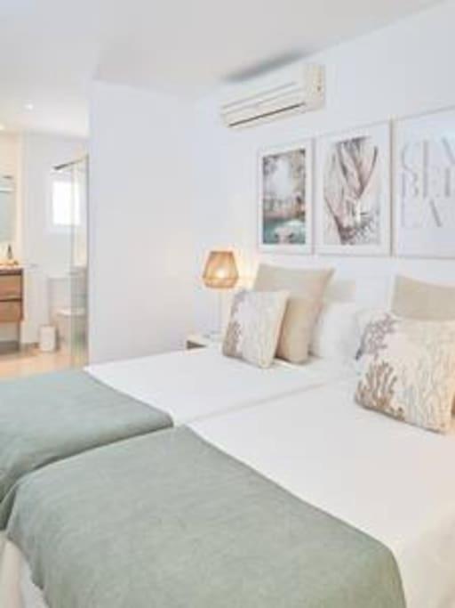 Walk To Ushuaia, Hi & The Beach! - 6Br Villa - Charming Patio & Private Pool Villa *