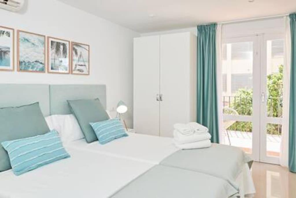 Walk To Ushuaia, Hi & The Beach! - 6Br Villa - Charming Patio & Private Pool Ibiza Town