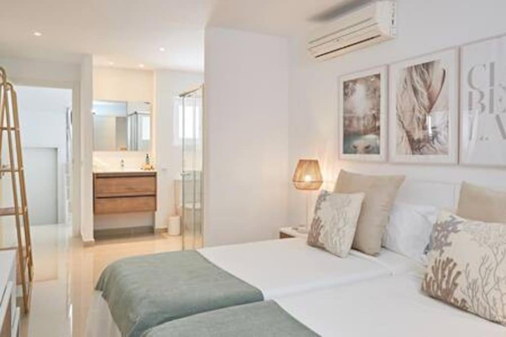 Walk To Ushuaia, Hi & The Beach! - 6Br Villa - Charming Patio & Private Pool Ibiza Town