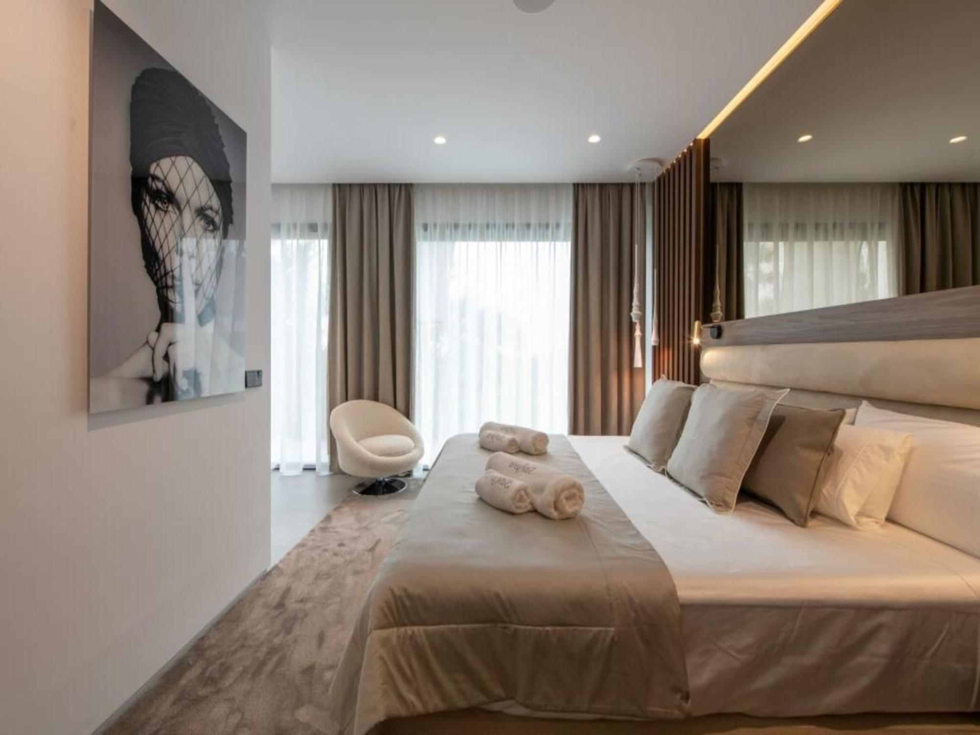Opulent Retreat Manor Apartment