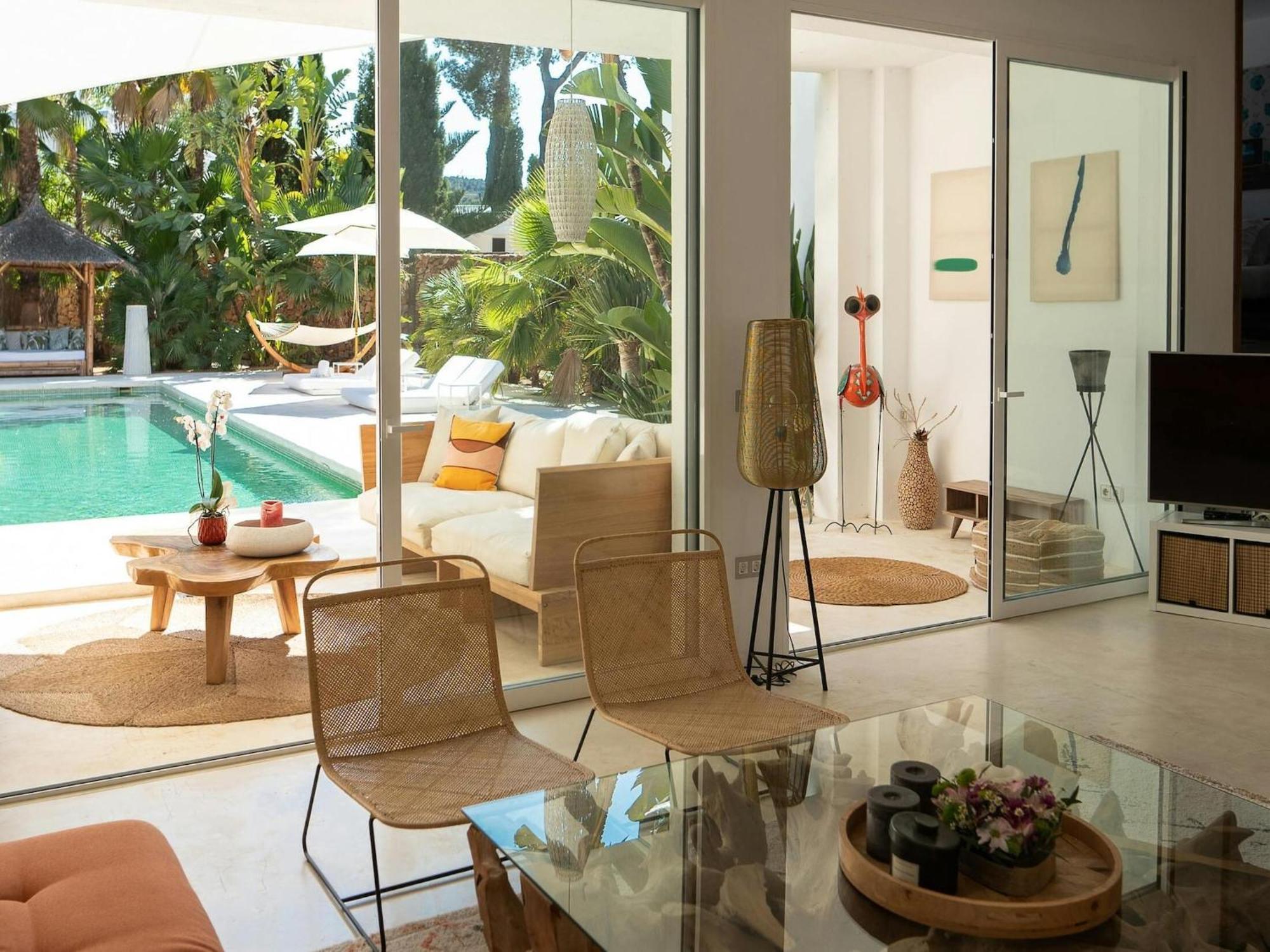 Lavish Near Villa *