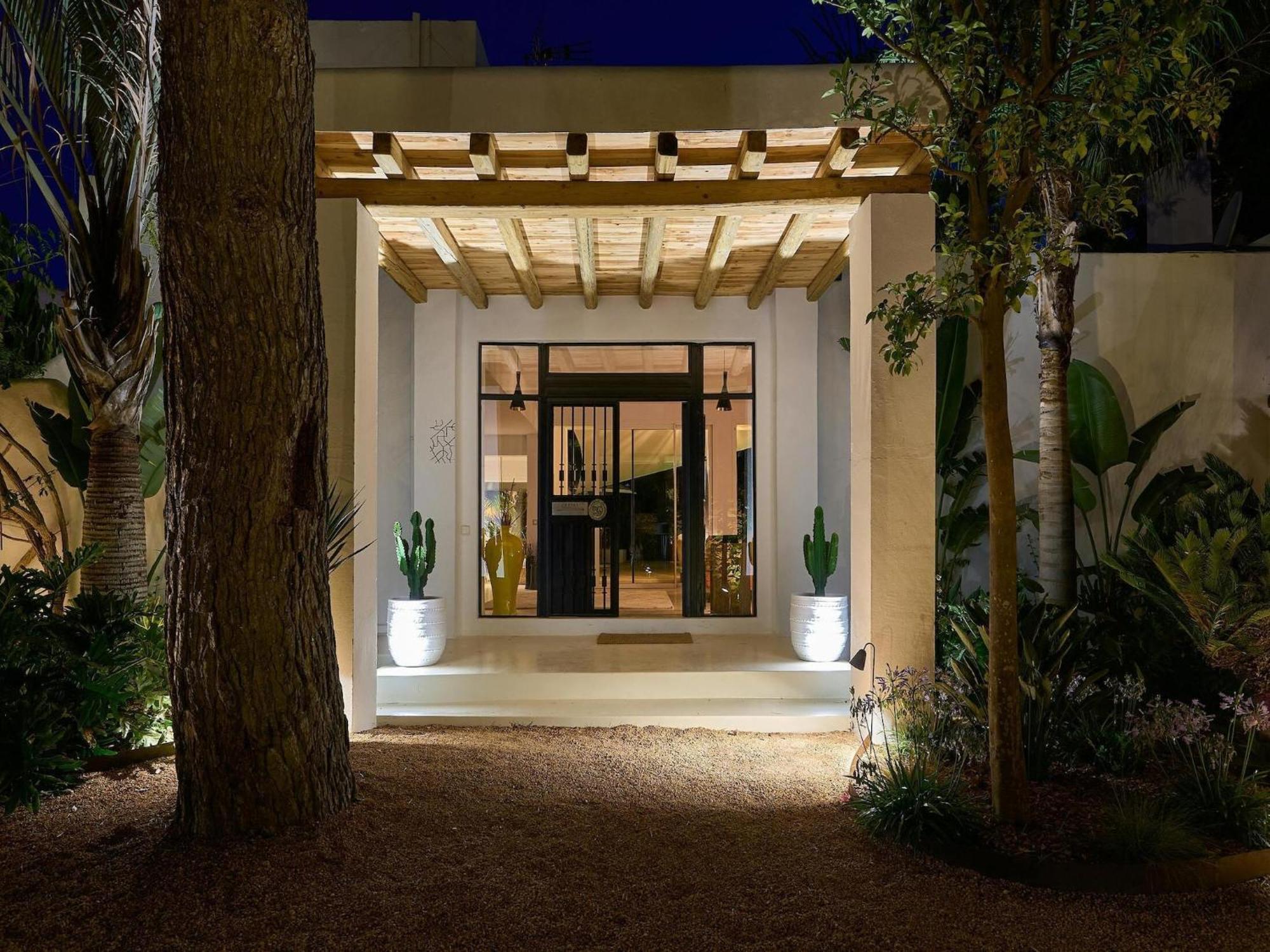 Lavish Near