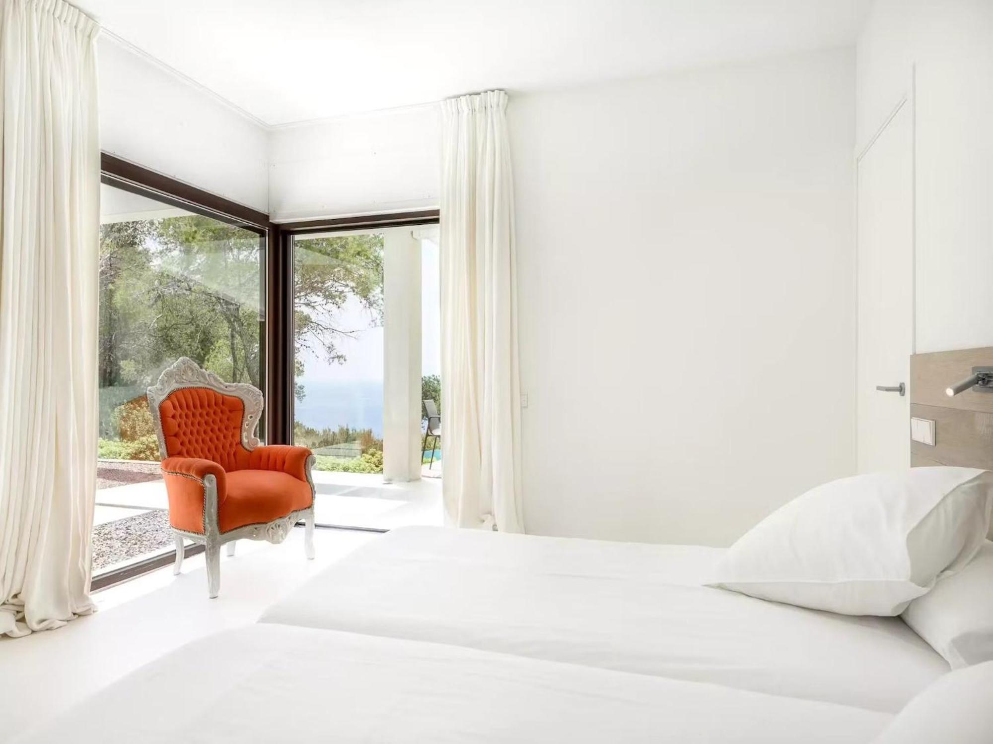 Villa Stylish With Infinity Pool Sant Josep de sa Talaia