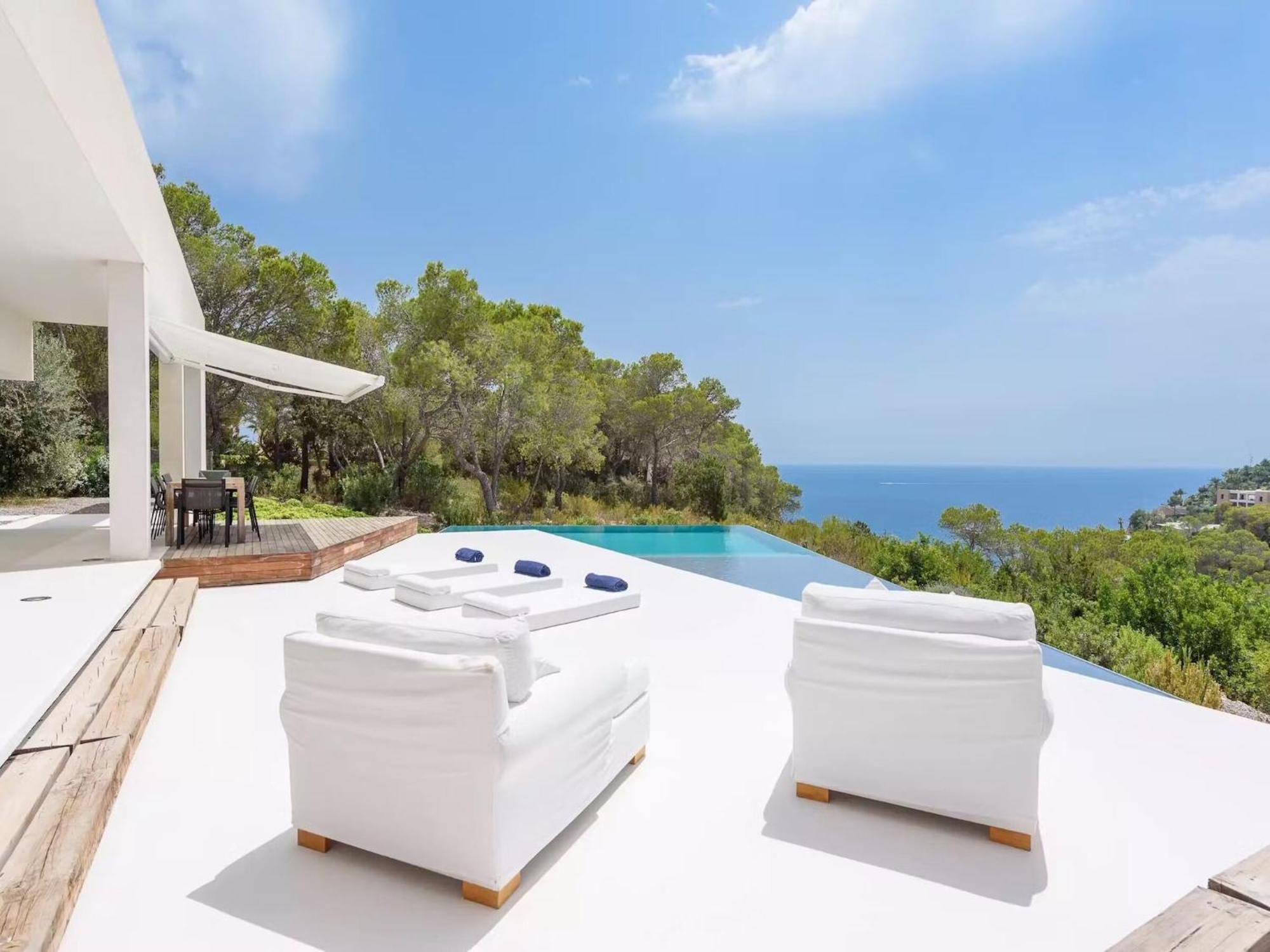 Stylish With Infinity Pool *