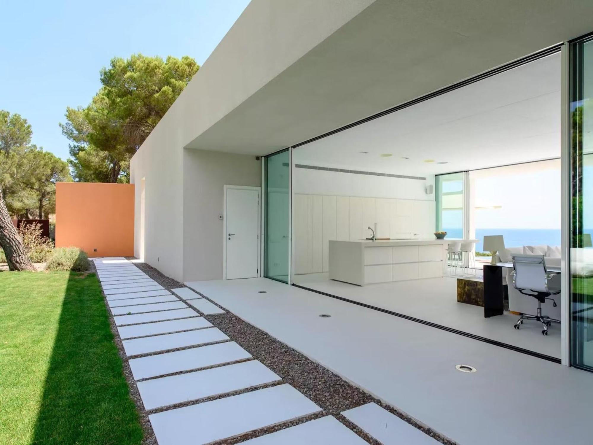 Stylish With Infinity Pool *