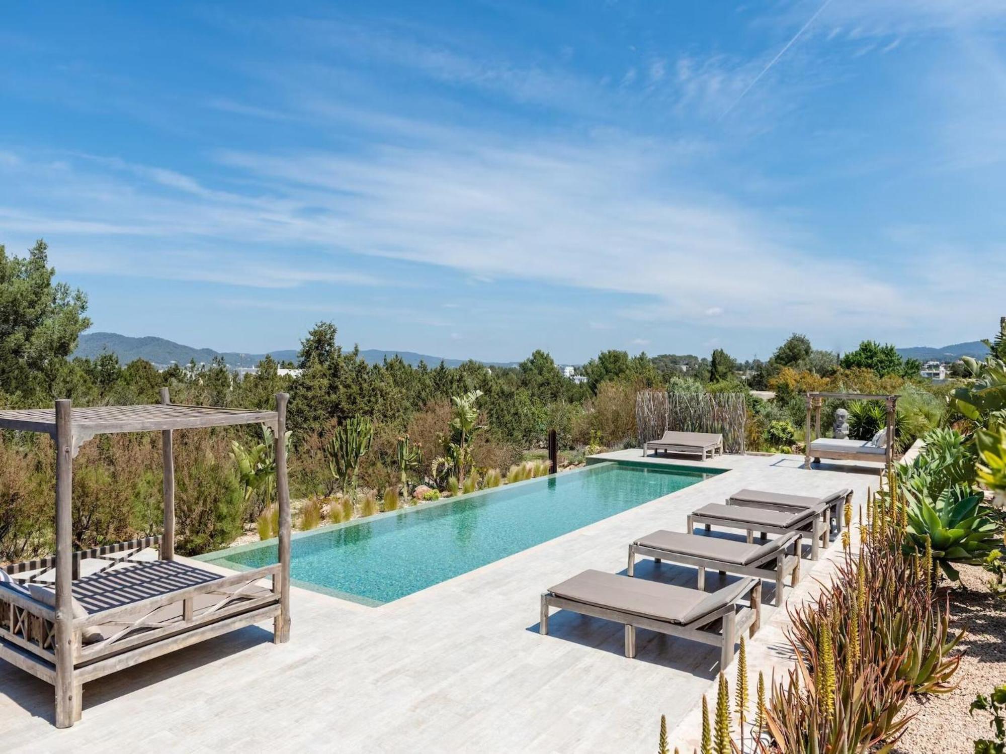 Villa Stunning With Gardens