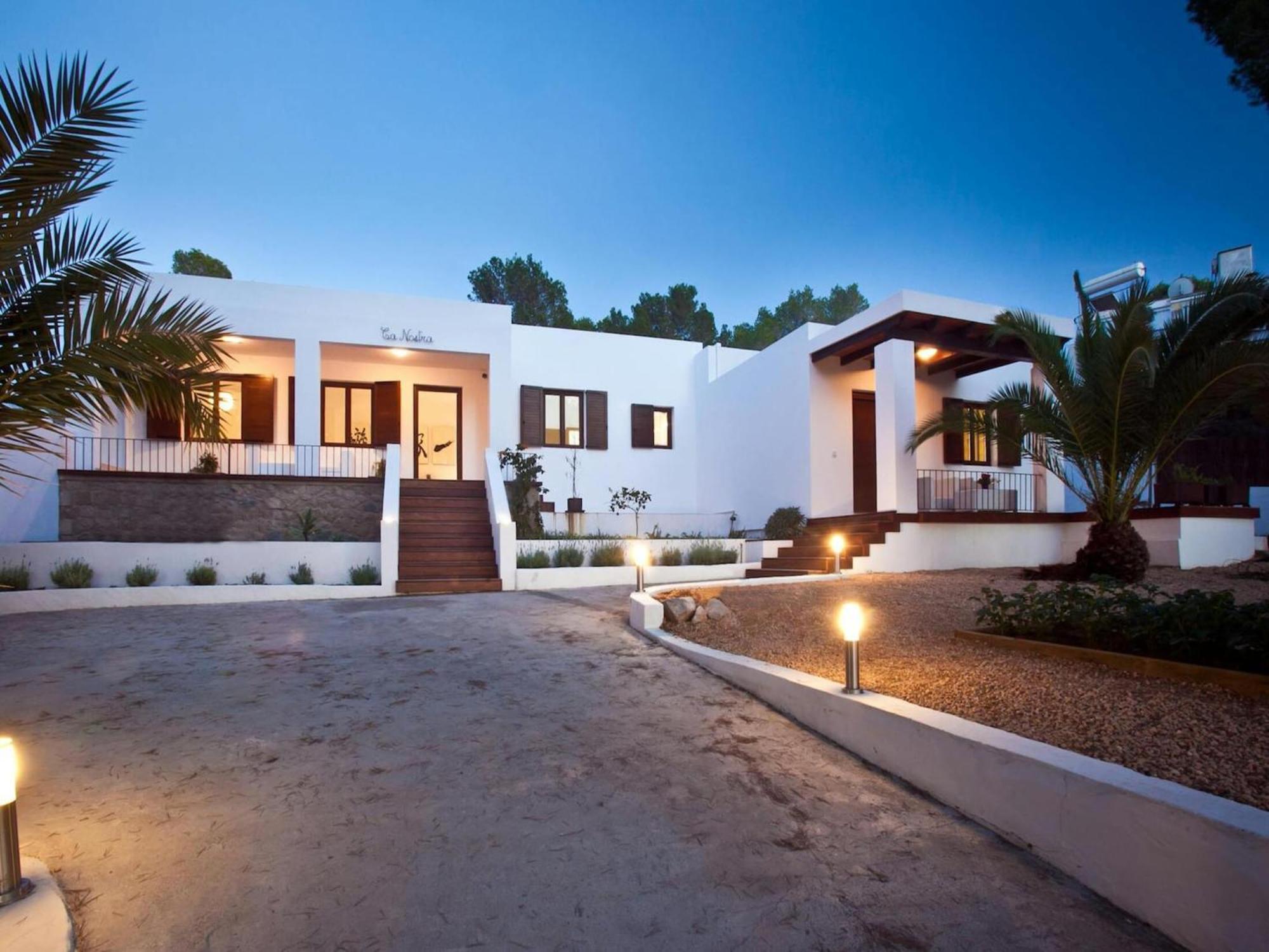 Vakantiehuis Beachfront With Saltwater Pool