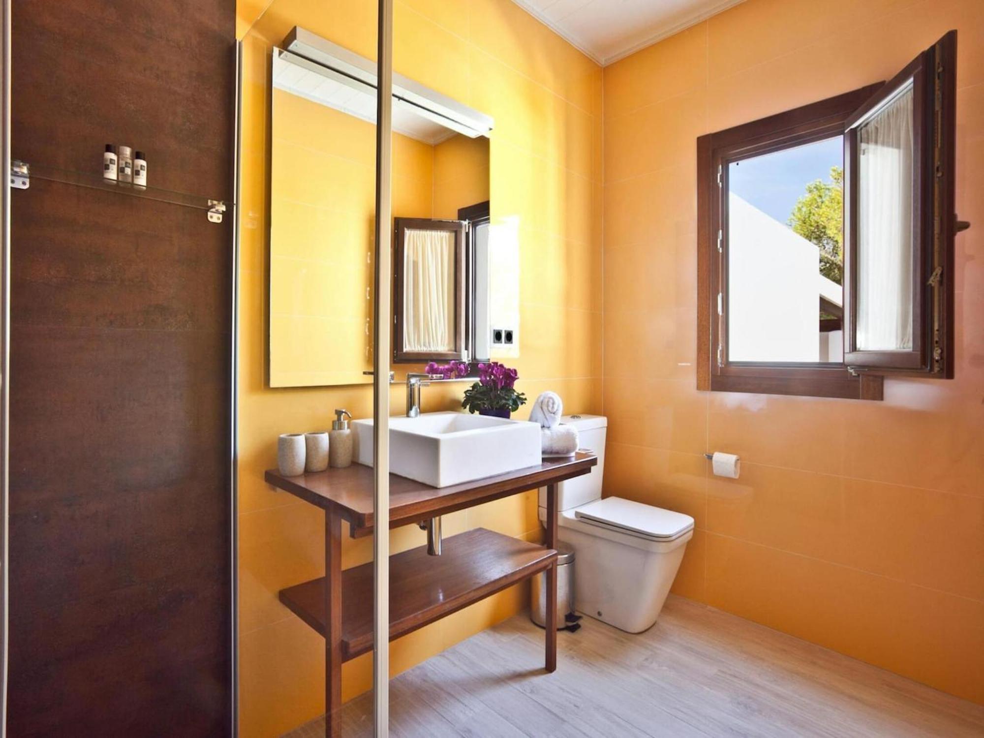 Vakantiehuis Beachfront With Saltwater Pool *