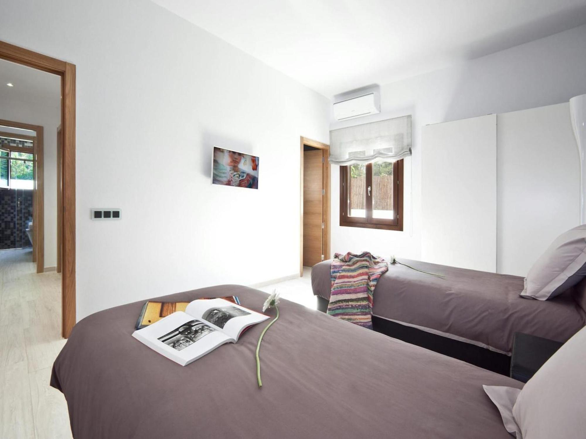 Vakantiehuis Beachfront With Saltwater Pool