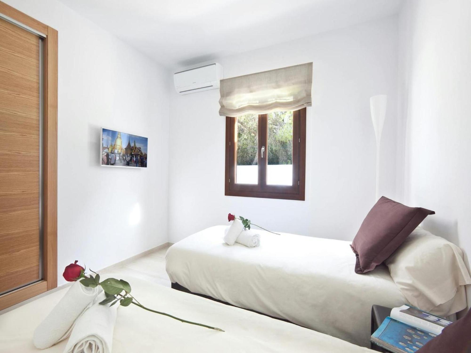 Vakantiehuis Beachfront With Saltwater Pool *