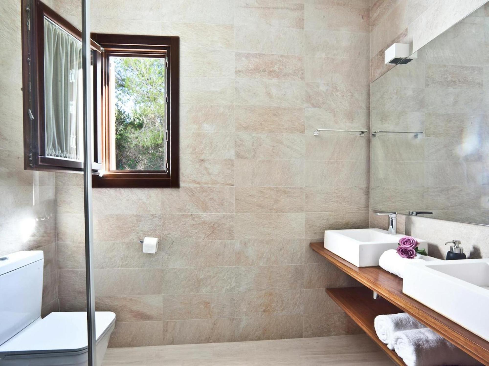 Vakantiehuis Beachfront With Saltwater Pool