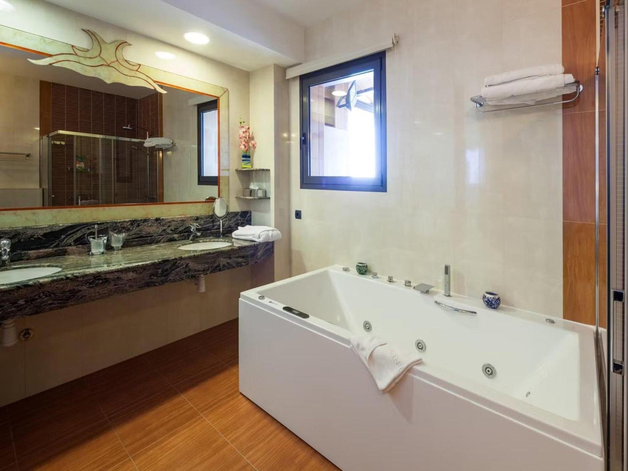 Villa With Direct Sea Access *