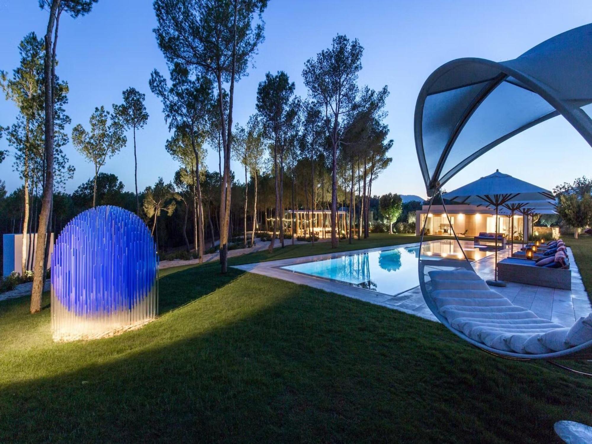Modern With Hot Tub *