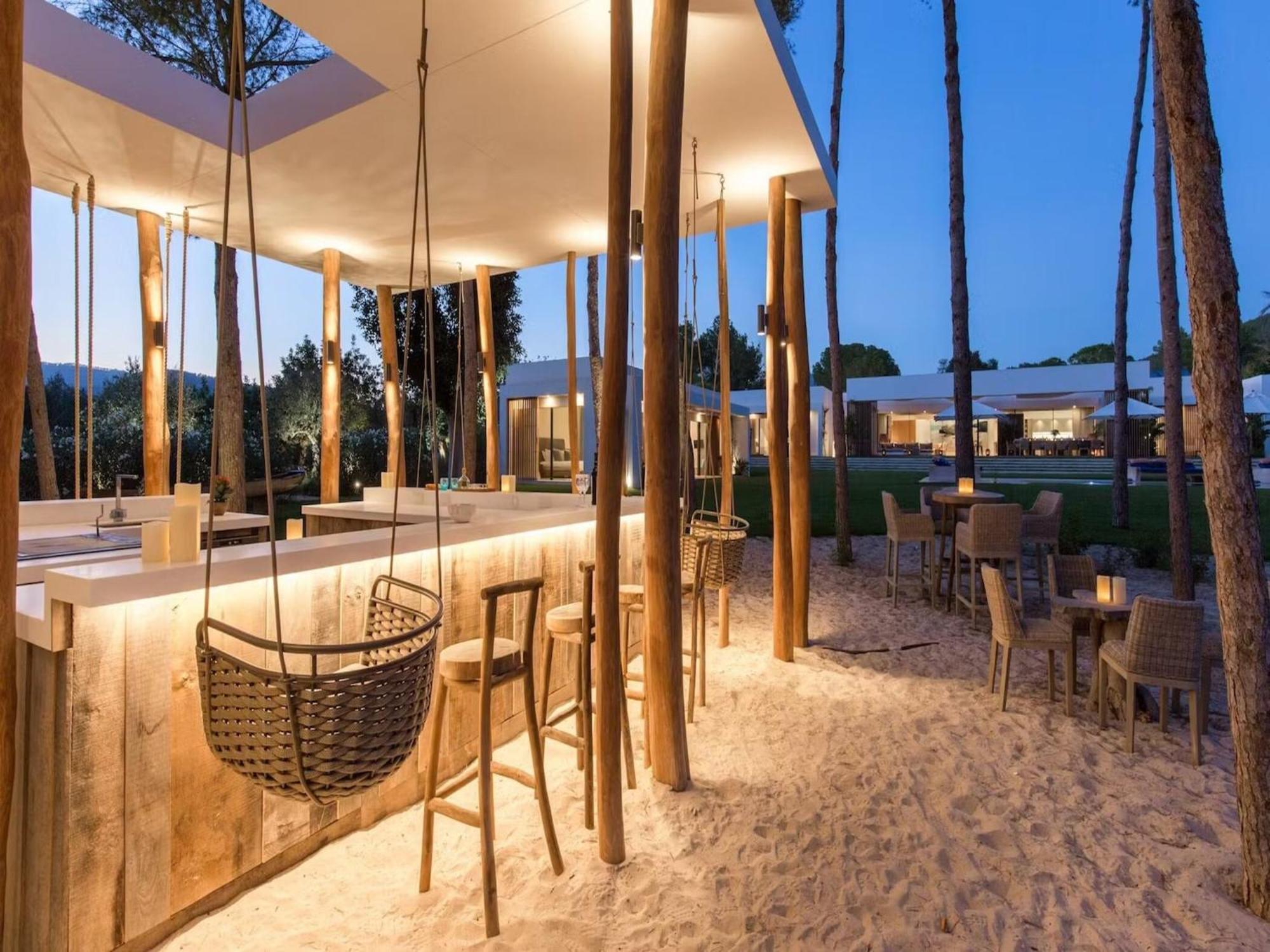 Modern With Hot Tub *