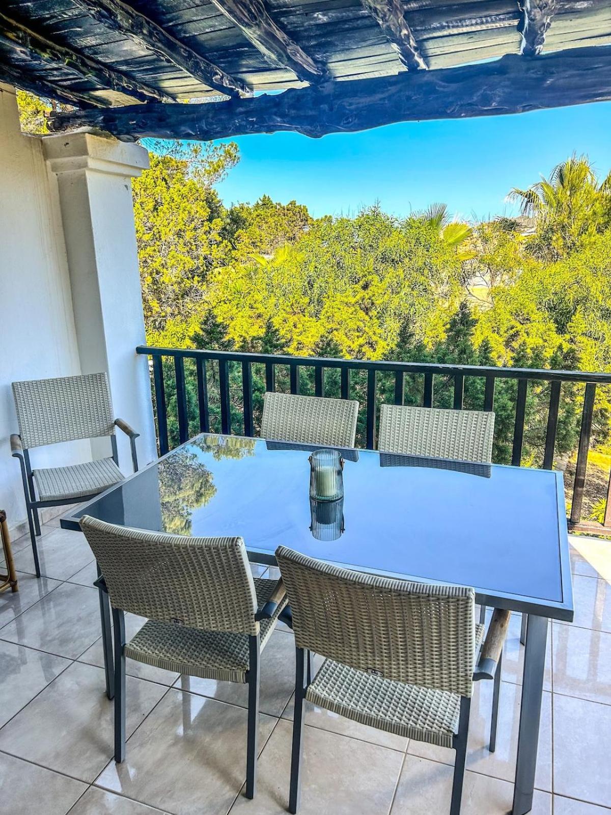 A 2 Min De La Et Piscine Accessible Holiday home