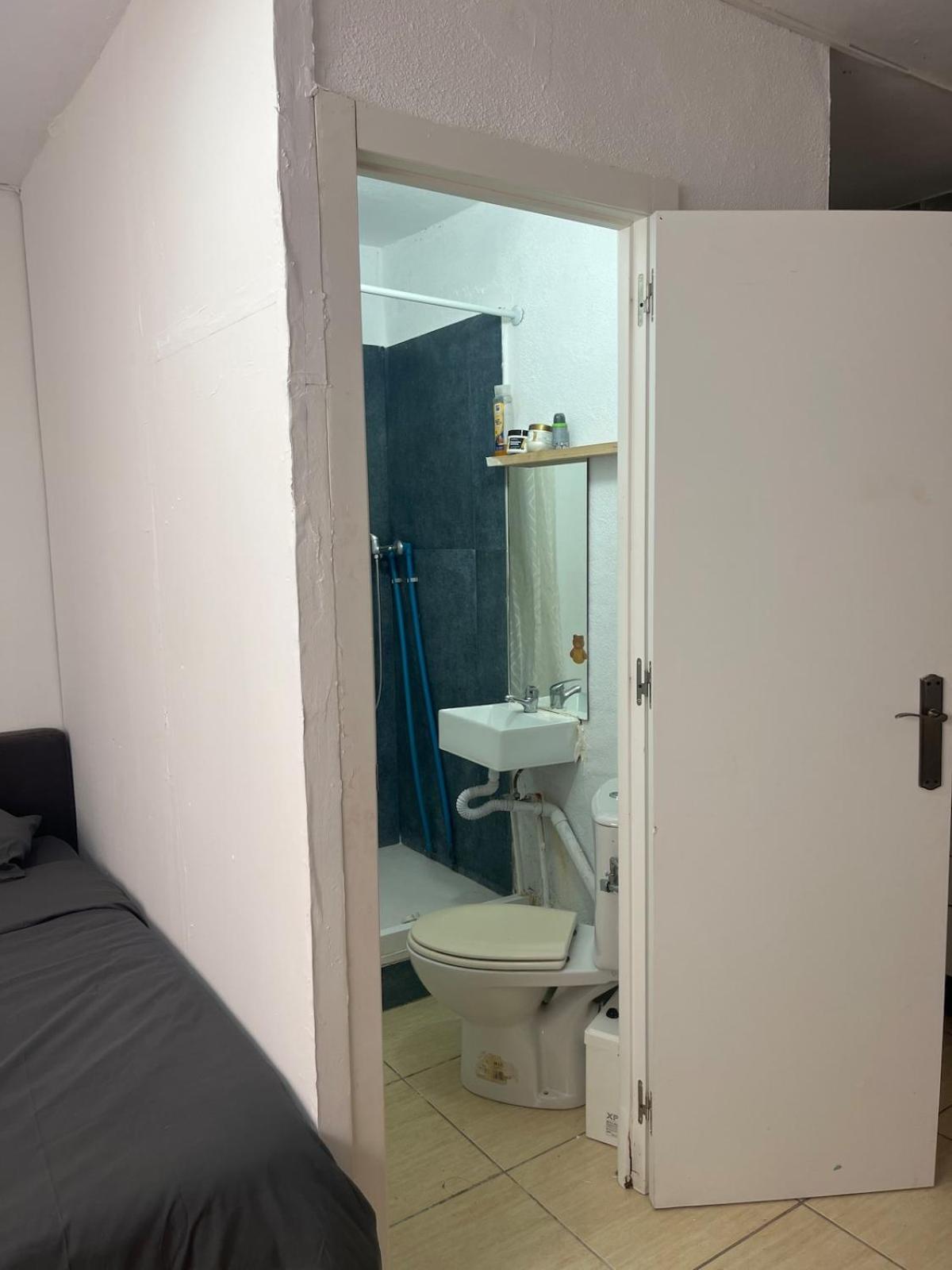 With Bathroom And Kitchen Apartment *