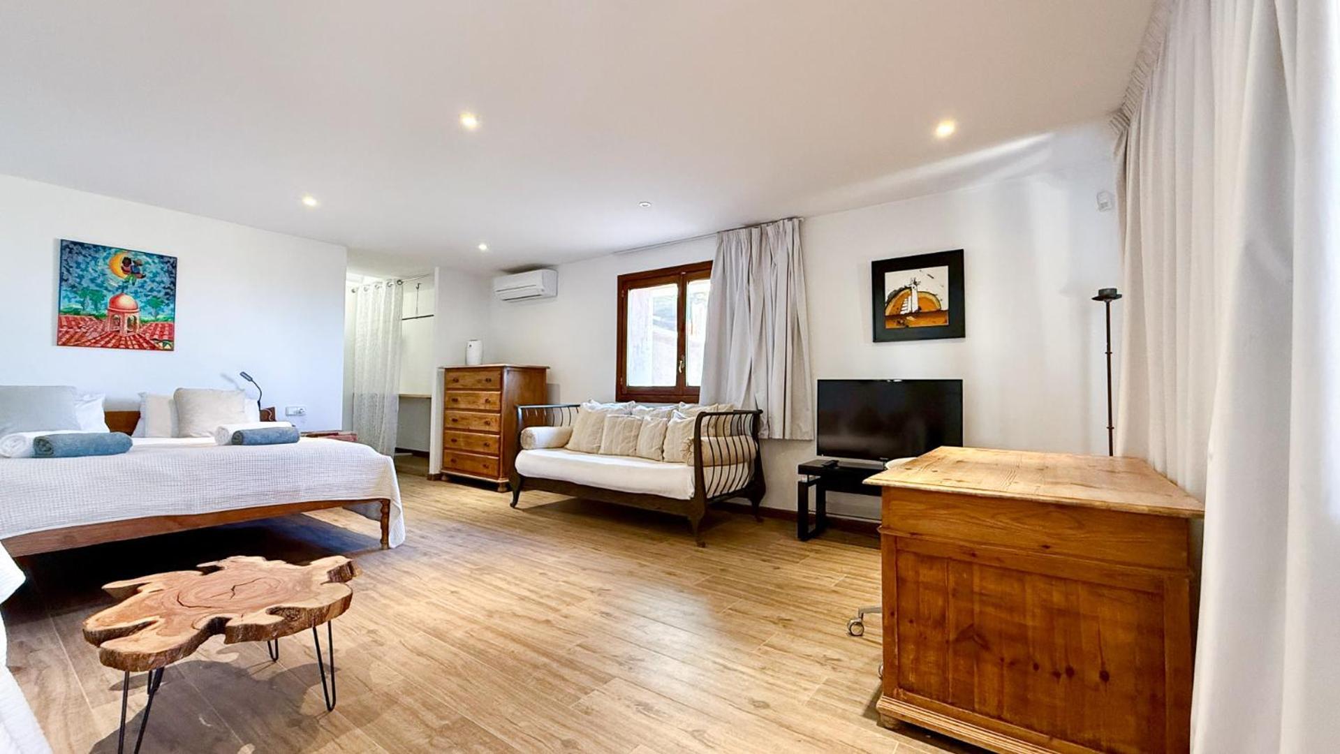 Calyssa Luxury Near Center *