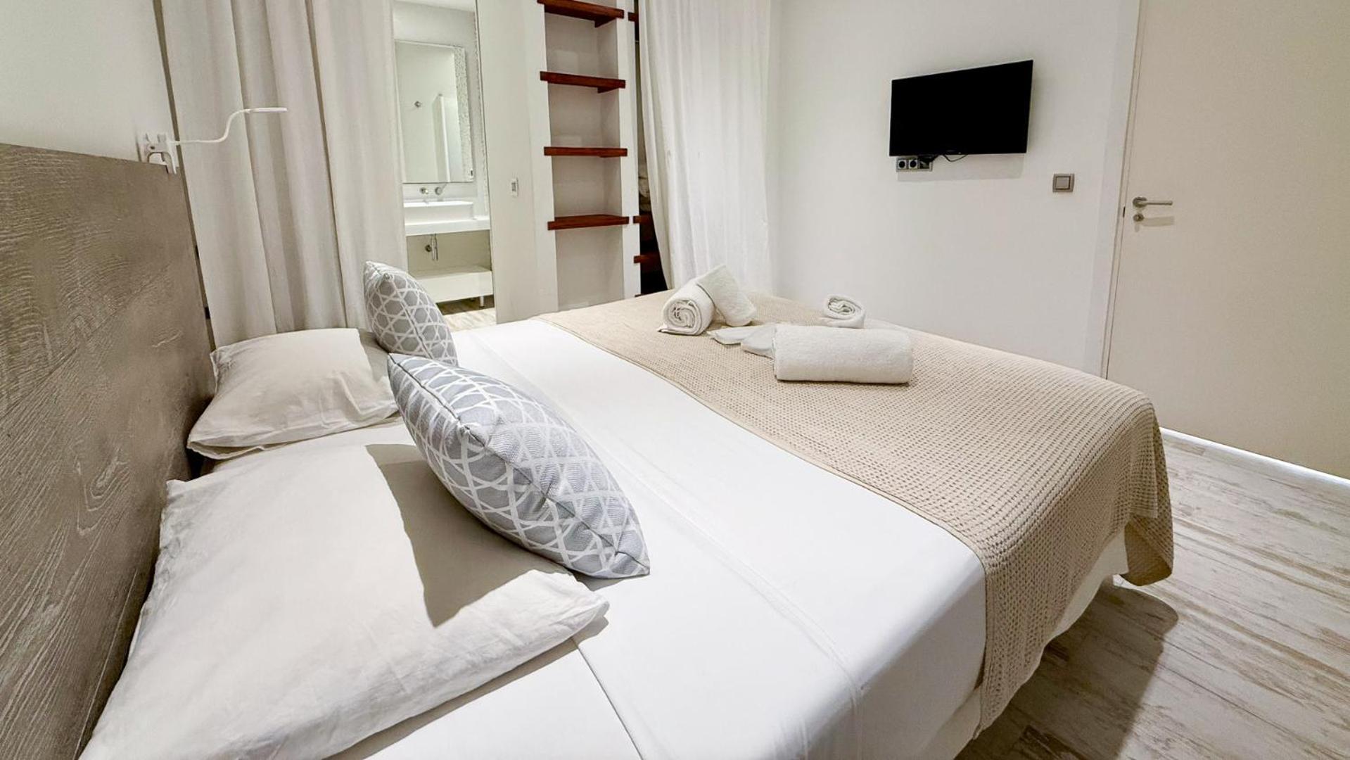 Calyssa Luxury Near Center *