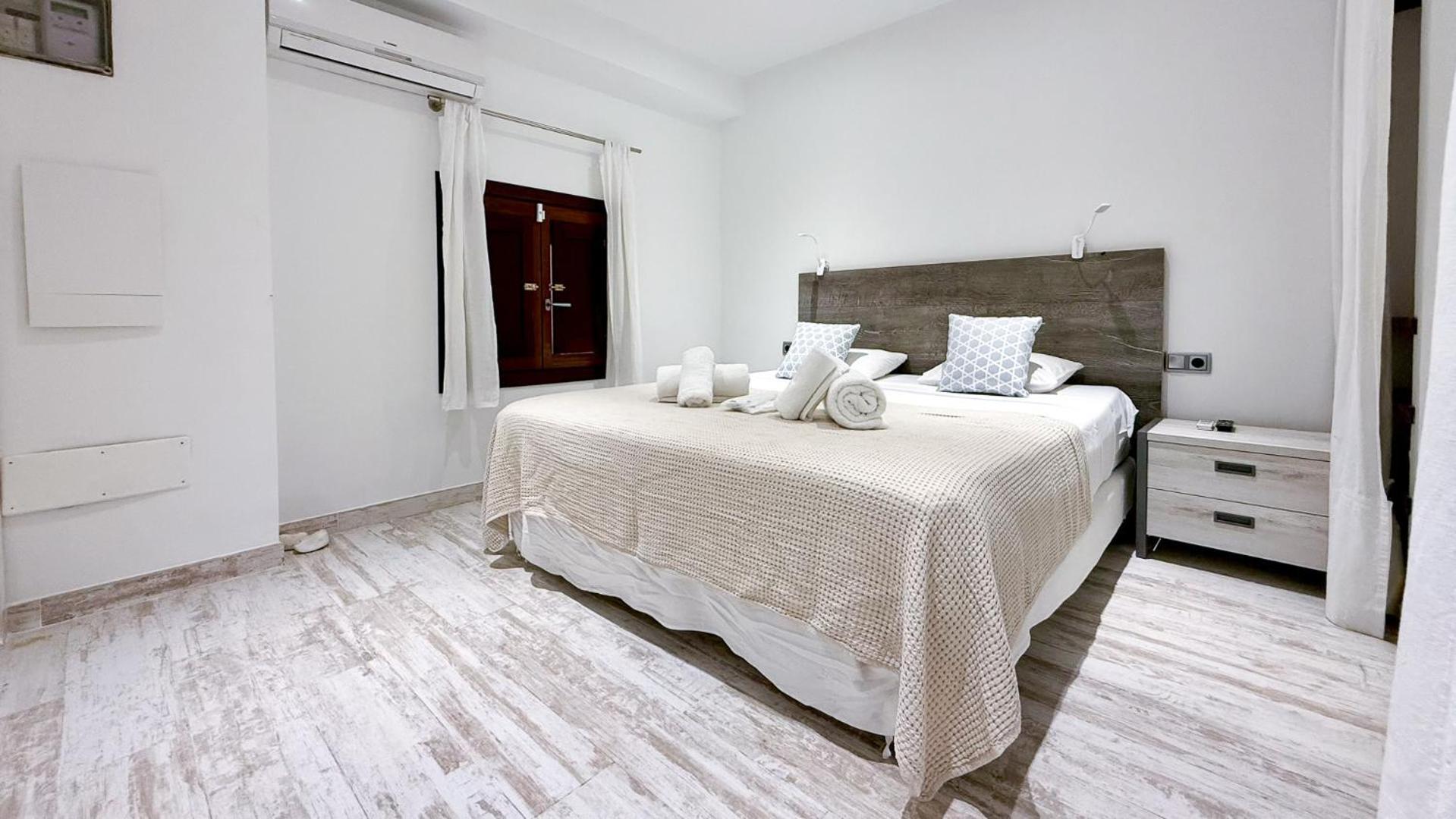 Calyssa Luxury Near Center *