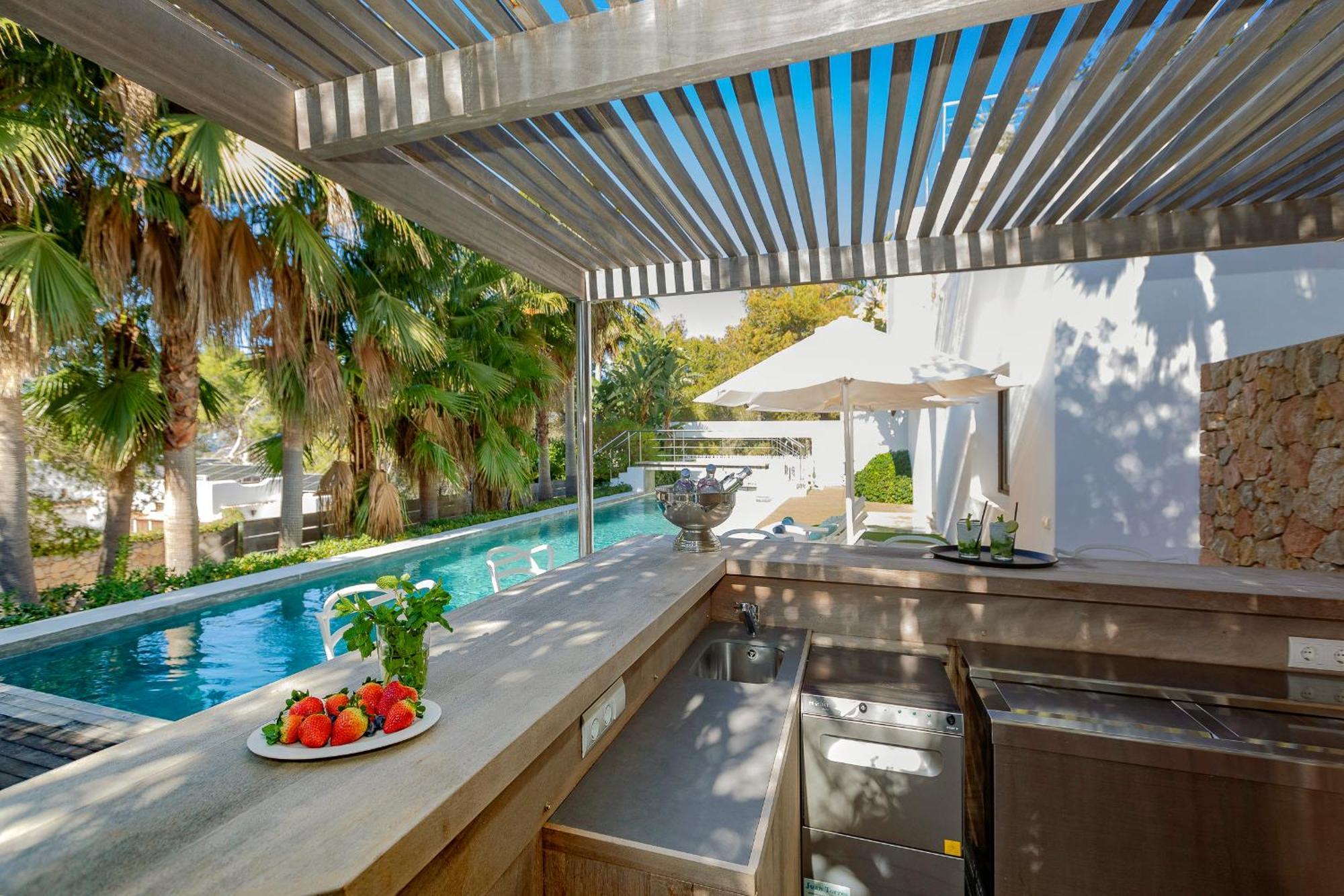 In Cala Salada Sleeps 14 Villa