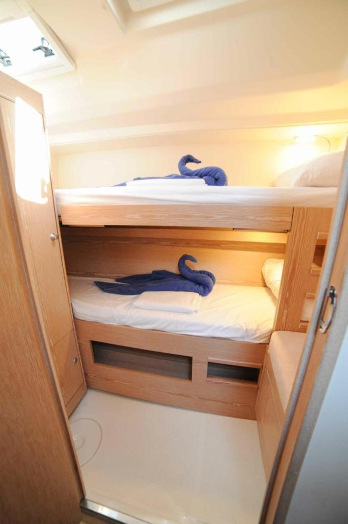 Botel Velero Ariel