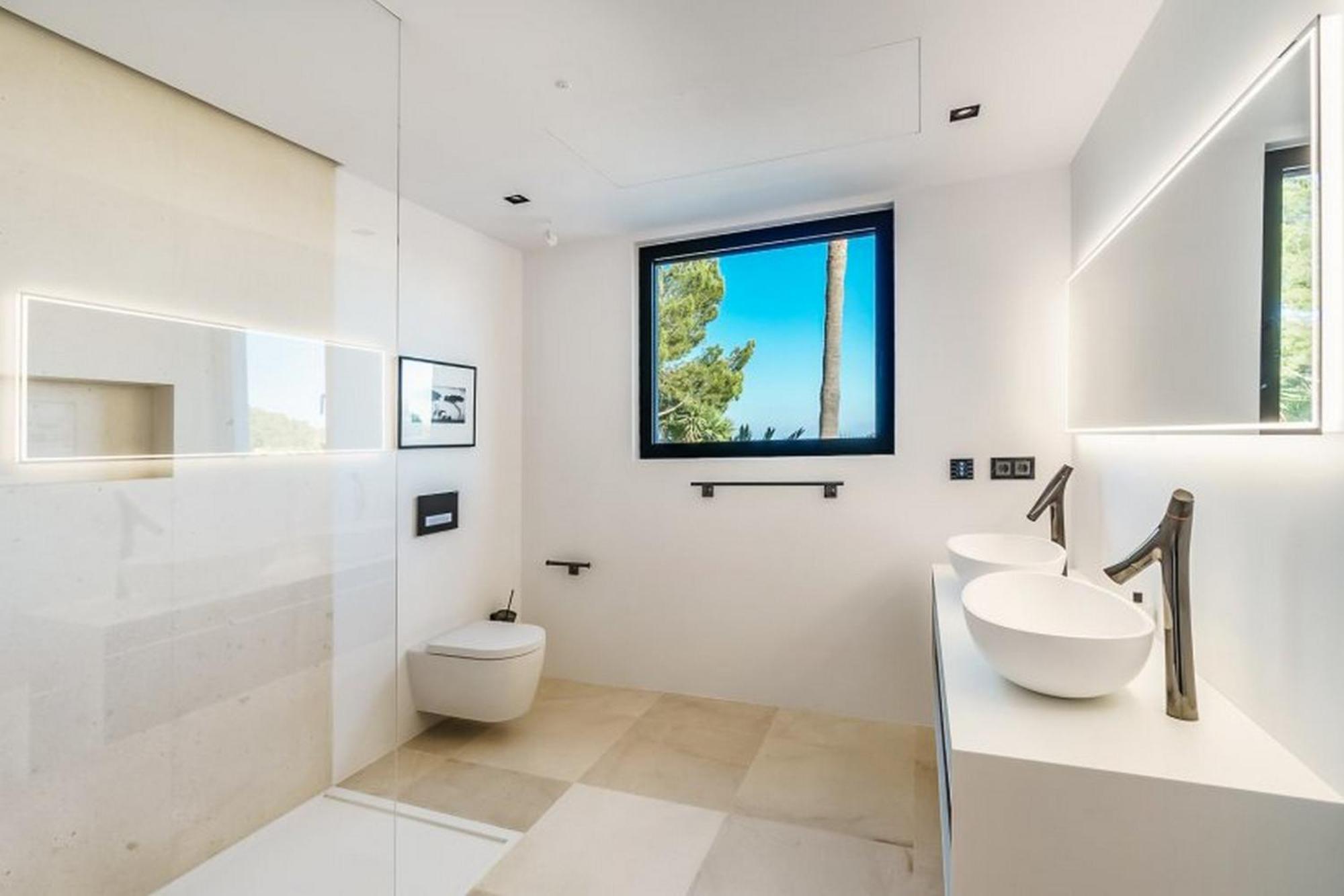 Ideal Location, Seaview *