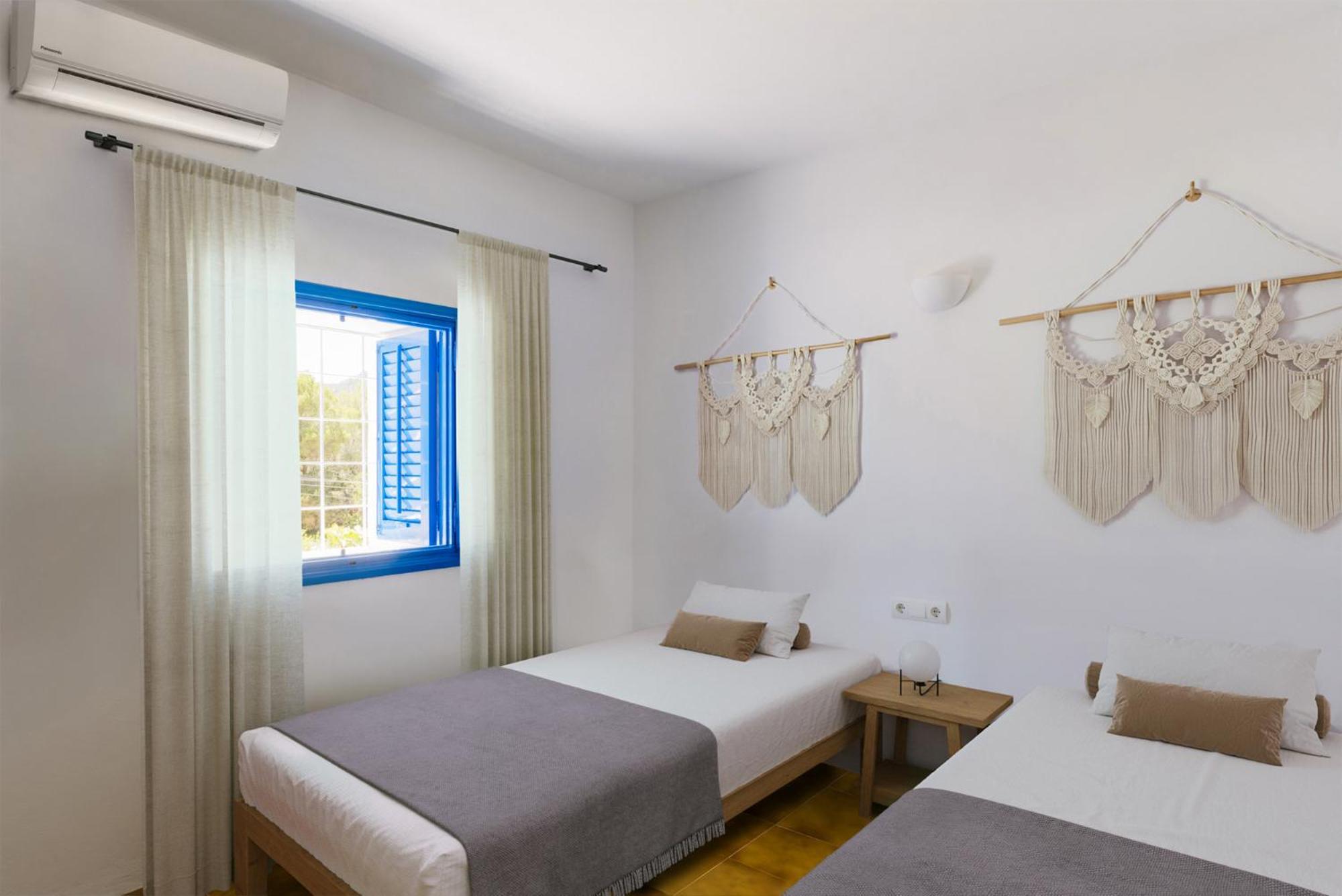 Alexa Charming Is Just A 10 Min Drive To Either Playa Den Bossa Or San Antonio