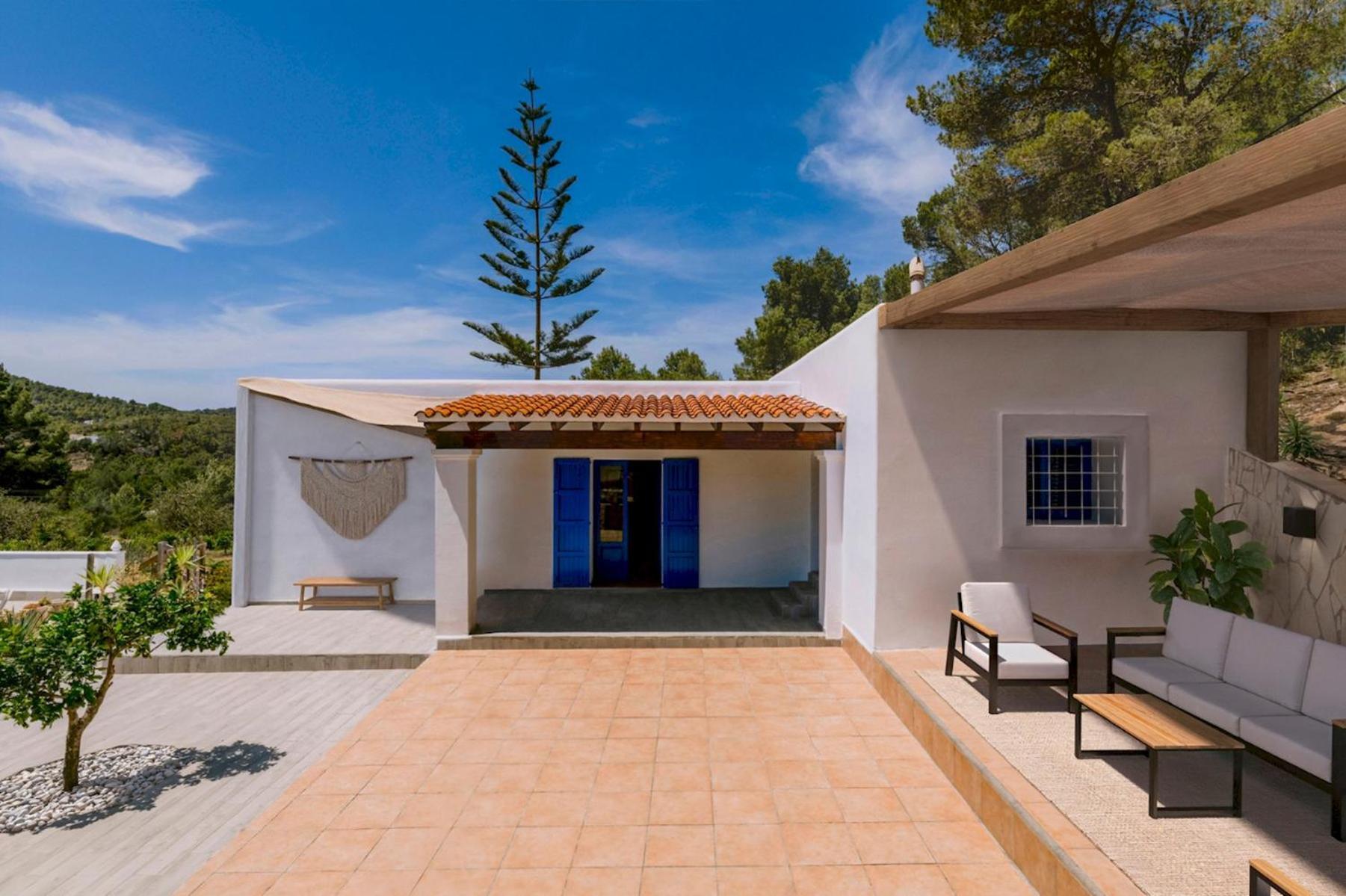 Alexa Charming Is Just A 10 Min Drive To Either Playa Den Bossa Or San Antonio Villa