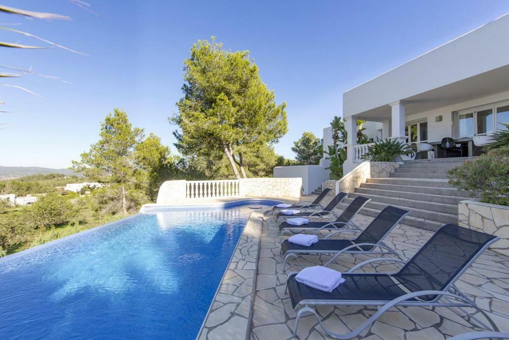 Dos Monos Villa