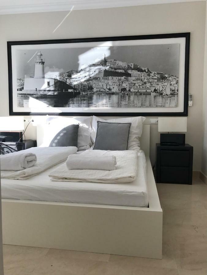 Dos Monos Villa San Antonio (Ibiza)