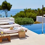 Magnificent Villa In Luxurious Retreat