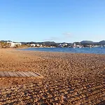 Junto Al Mar Y Las Montanas