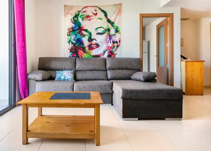 Apartamento De Tres Habitaciones En Playa De Embossa