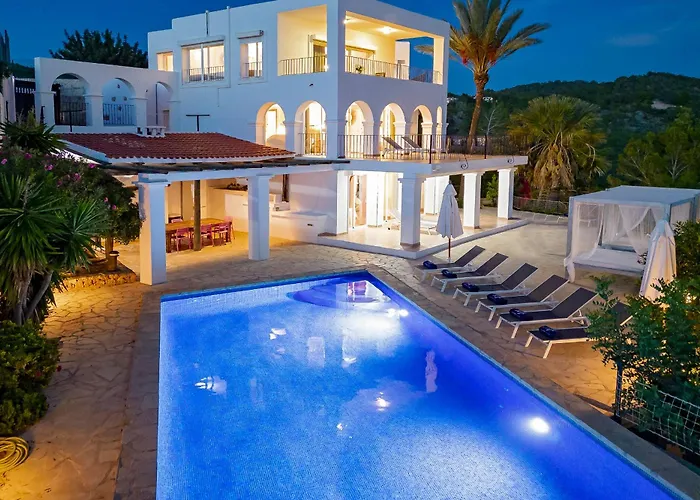 Villa Near San Antonio Sleeps 11