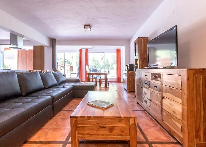 Classic Villa For 12- Pool, Bbq, Big Exterior Area