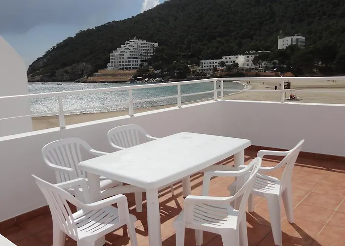Apartamentos Cala Llonga