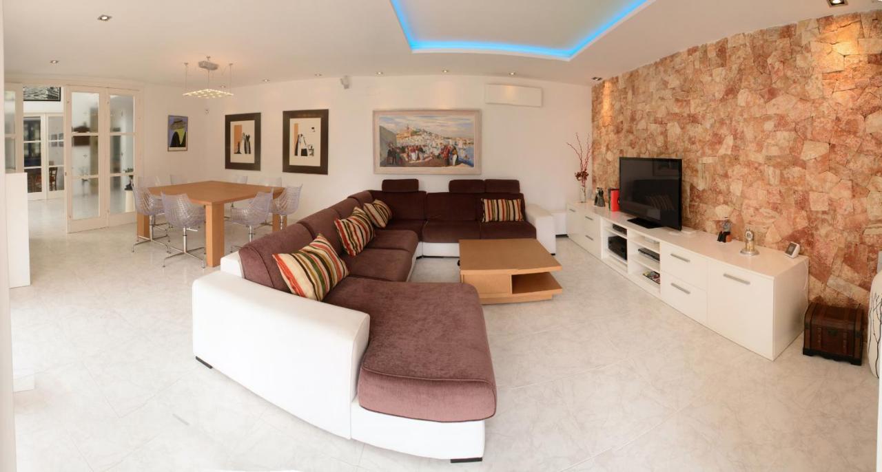 Sala * San Antonio (Ibiza)