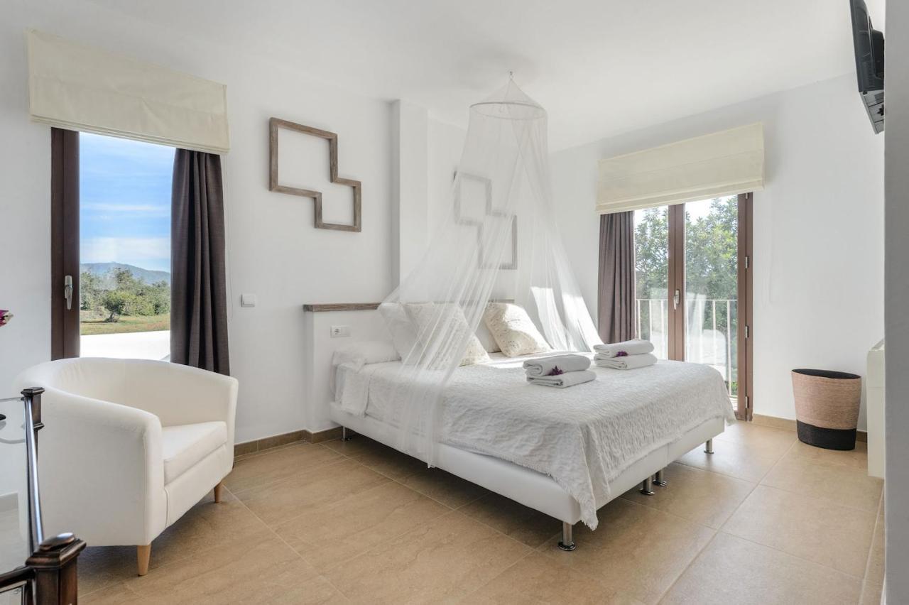 Lloren Villa *