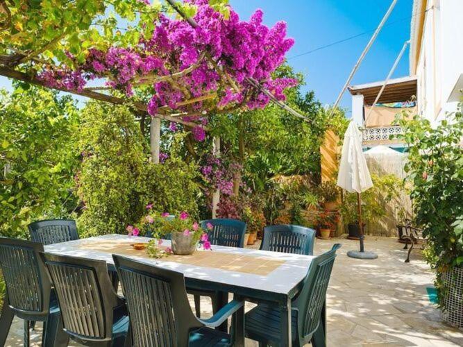 Belvilla By Oyo Aubergine Villa