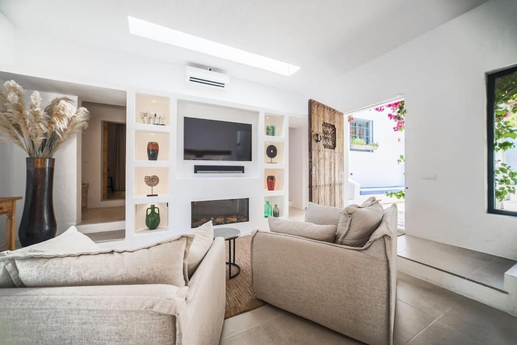 Finca Victoria Eu - A Lovely Ibiza In The Hills Villa