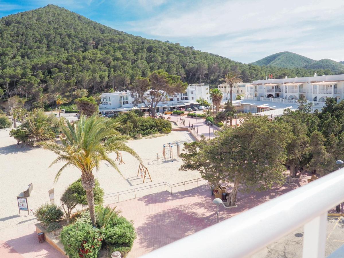 Cala Llonga * Cala Llonga (Ibiza)