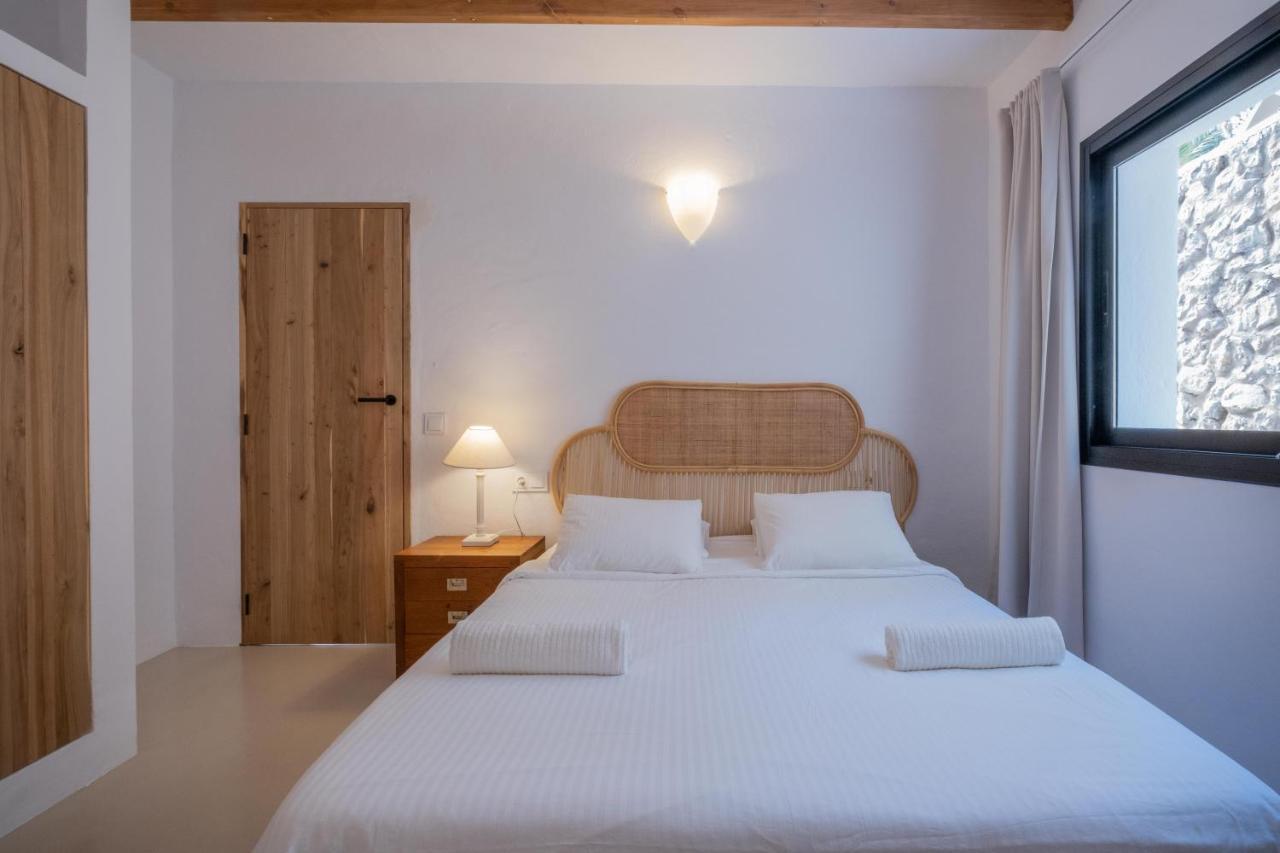 Oasis Complex Cala Llonga (Ibiza)