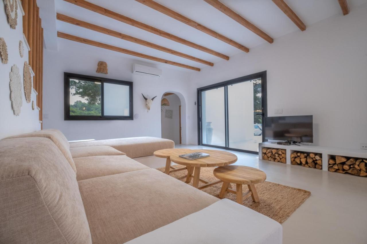 Oasis Complex * Cala Llonga (Ibiza)