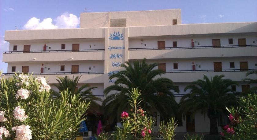Bahia De San Antonio Aparthotel 2*
