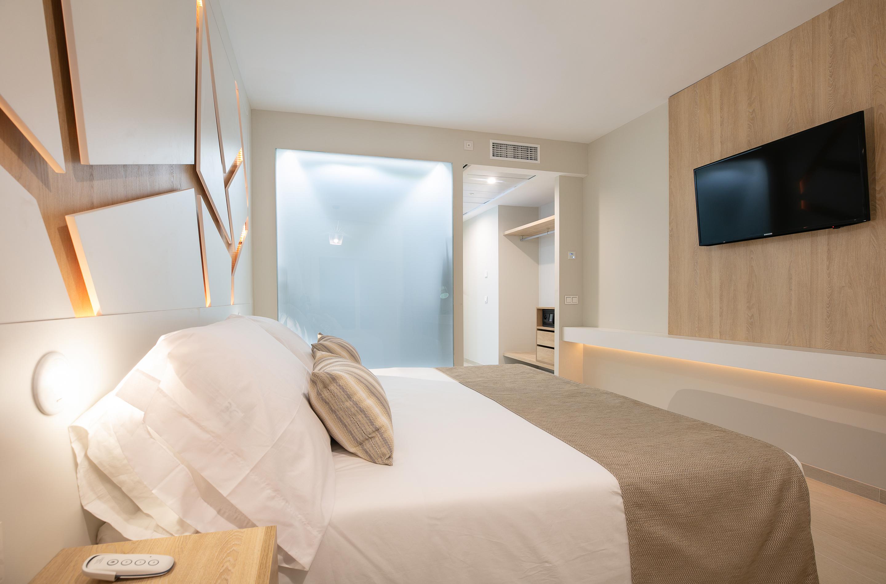 The Ibiza Twiins - 4* Sup Hotel