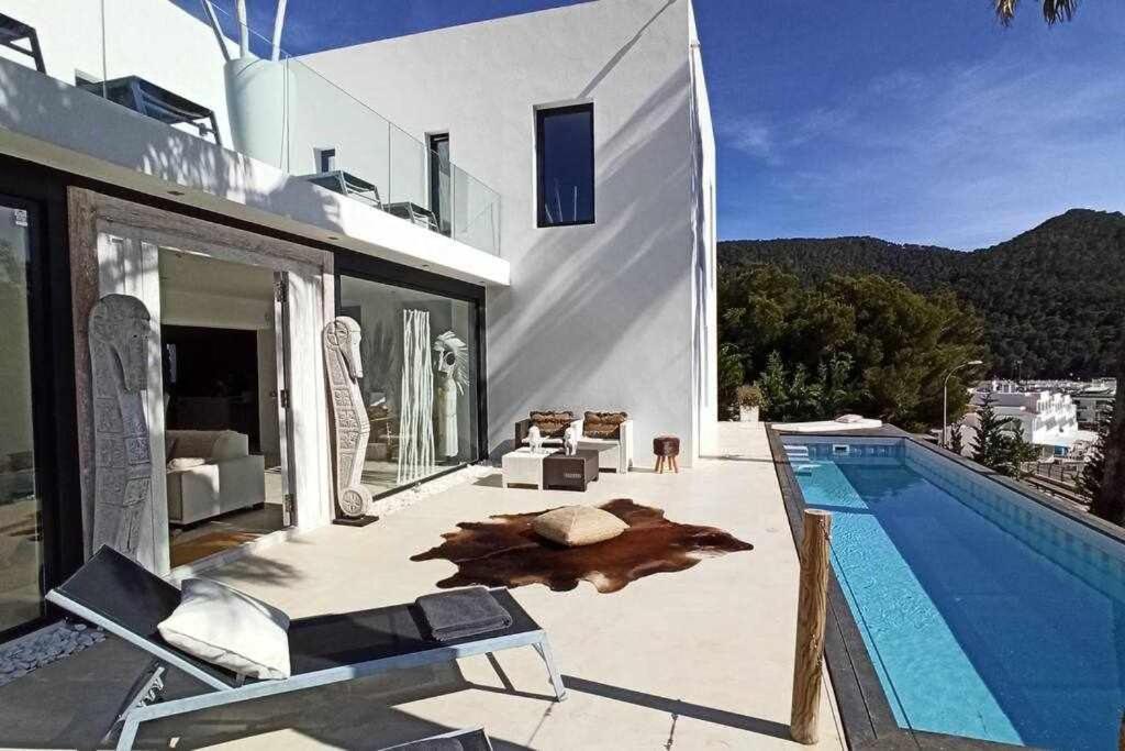 Balinese Near The Outdoor Jacuzzi Cala Llonga (Ibiza)