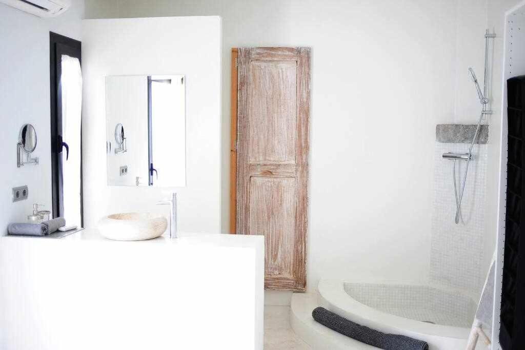Balinese Near The Outdoor Jacuzzi * Cala Llonga (Ibiza)