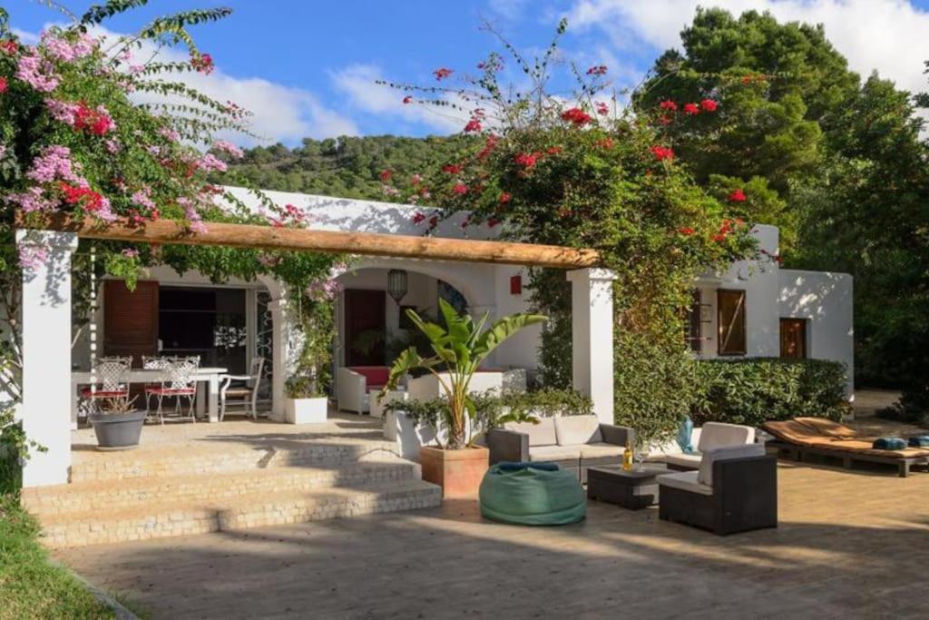 Stylish Ibiza Villa Near Beaches Private Pool & Lush Garden *